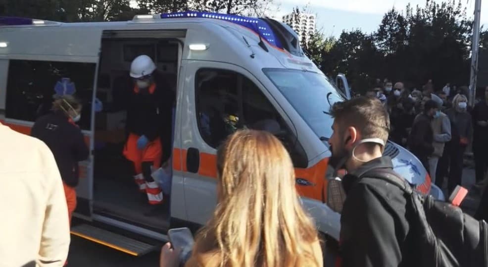 Një protestues ndihet keq para Ministrisë së Arsimit, transportohet me ambulancë drejt spitalit!