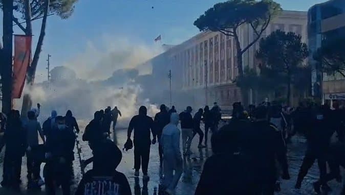 FOTO/ Plaçkitje gjatë sulmeve, turma e protestuesve të maskuar zbraz dyqanet