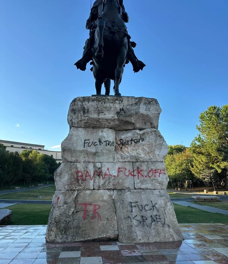 FOTO-LAJM/ Vandalët përdhosin monumentin e Skënderbeut në qendër të Tiranës!
