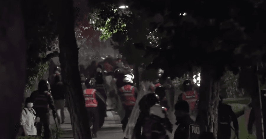 VIDEO/ Tensionet zhvendosen në rrugët e Tiranës, policia u vihet pas protestuesve