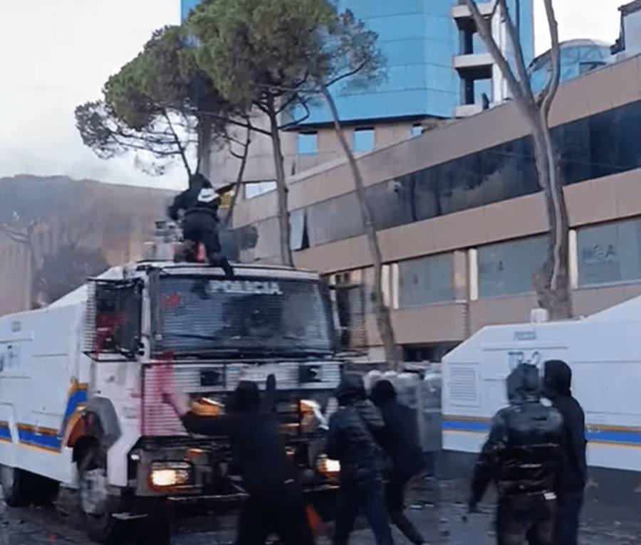 Kaosi përpara Kryeministrisë/ Dalin pamjet kur protestuesi ngjitet mbi ujëhedhësen e policisë