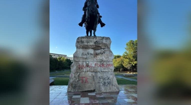 Blogeri italian: Çfarë lidhje ka shkatërrimi i Tiranës me dhunën dhe ndryshimin e Shqipërisë? Pse vandalizohet monumenti i Skënderbeut?