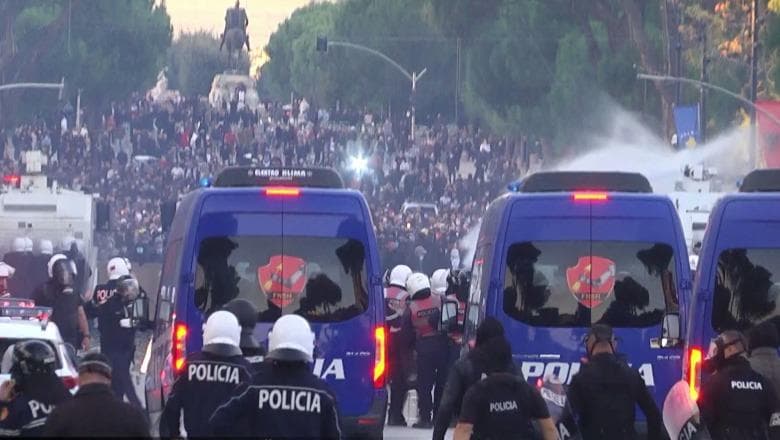 Protesta del jashtë kontrollit, policia mësyn me furgonë drejt protestuesve/ Protestuesi humb ndjenjat, efektivi i jep ndihmën e parë