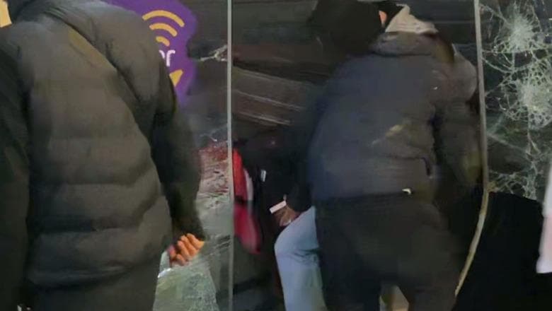Protestuesit thyejnë qepenin e dyqanit të një kompanie celulare, plaçkisin celularë e pajisje, shkatërrojnë edhe një bankomat