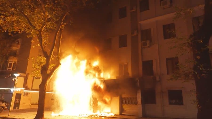 VIDEO/ Protestuesit i vënë flakën katit të parë të godinës së Gjykatës së Lartë! Përfshihet nga zjarri edhe një automjet