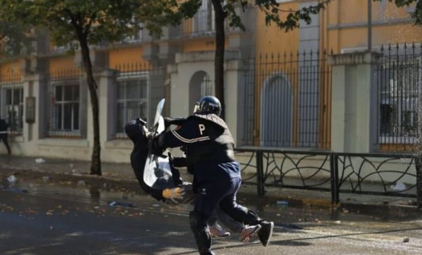 Ministria e Shëndetësisë: 21 të lënduar u mjekuan te Trauma, ja si paraqitet gjendja e të riut të plagosur para Ministrisë së Arsimit