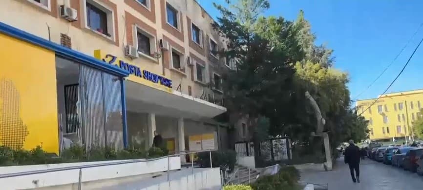 Protestë para Bashkisë së Durrësit! Të rinjtë sulmojnë e shkatërrojnë Postën, Policia i ndjek dhe shoqëron shumë prej tyre