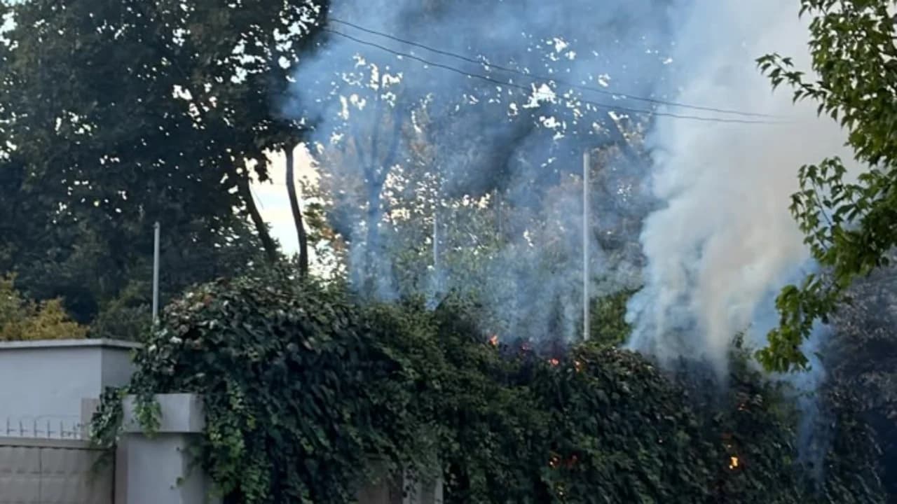FOTO/ Protestuesit i vënë flakën murit rrethues të godinës së Autoritetit të Sigurisë Kibernetike