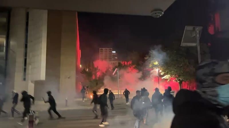 Dhuna zhvendoset pranë selisë së PS-së, policia përdor gaz lotsjellës për të shpërndarë protestuesit