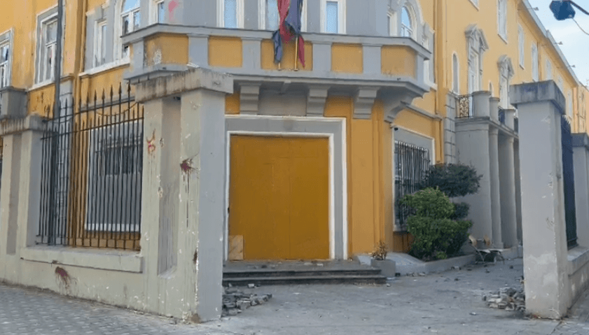 Protesta/ Ministria e Arsimit blindon dyert dhe dritaret me kompensatë