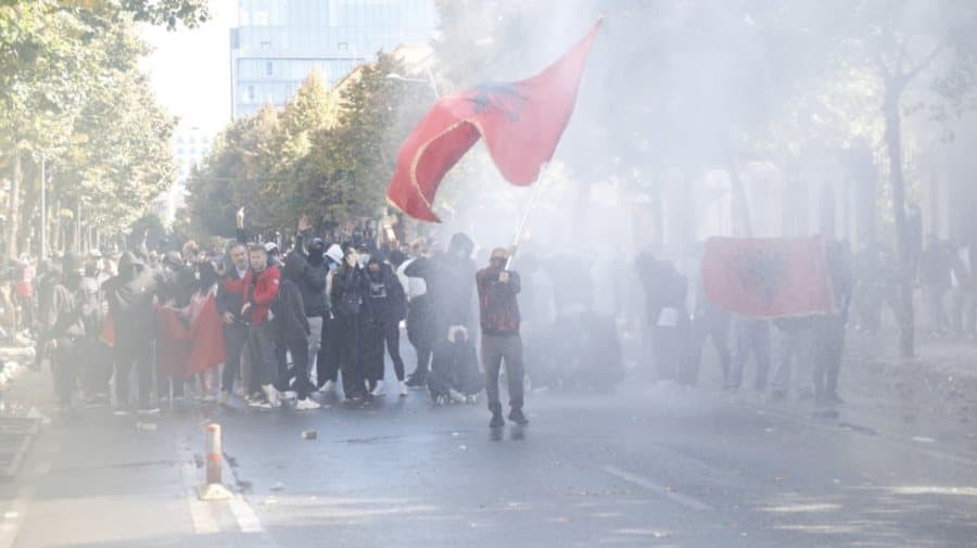 Protestat e dhunshme në Tiranë, gjykata cakton masa për 38 protestues