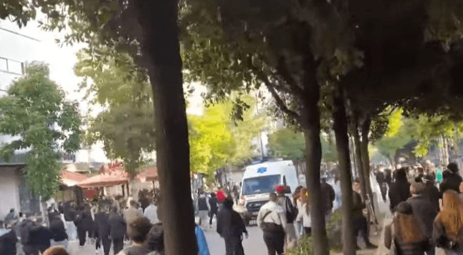 Protestuesit zhvendosen te “Zogu i Parë”, thyejnë xhama të bizneseve, djegin kosha dhe pengojnë ambulancën