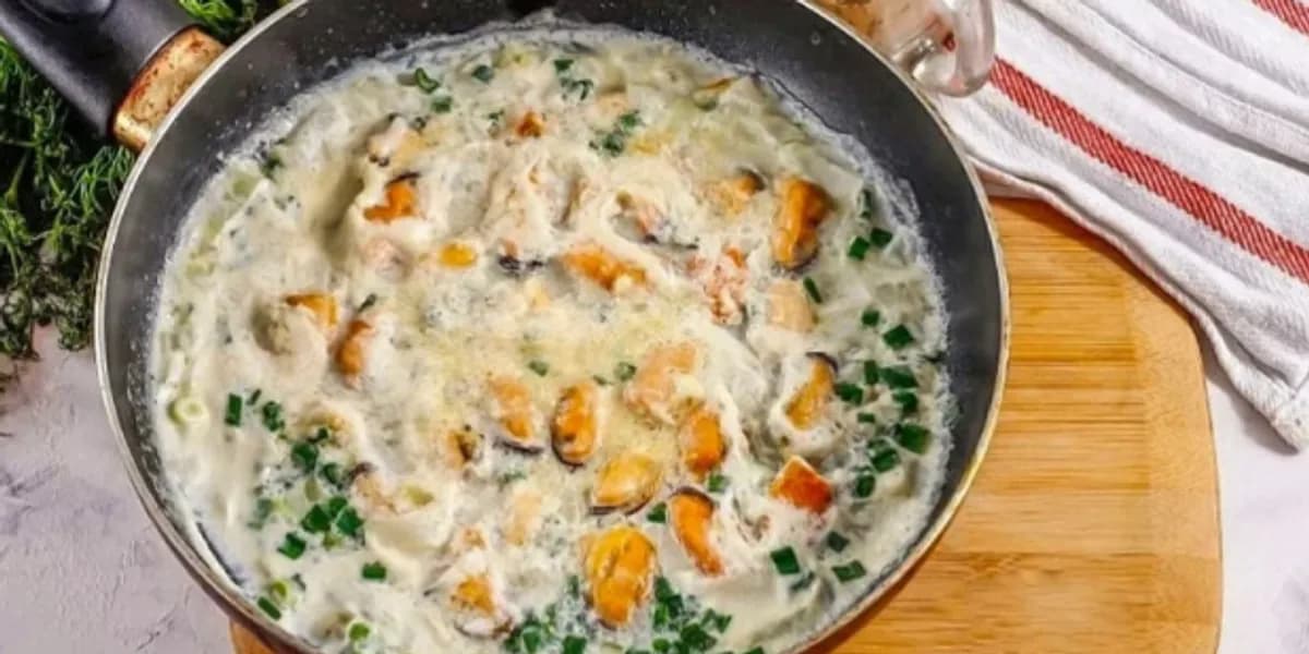 Gjoks pule në salcë kremoze me perime – një ide e shijshme