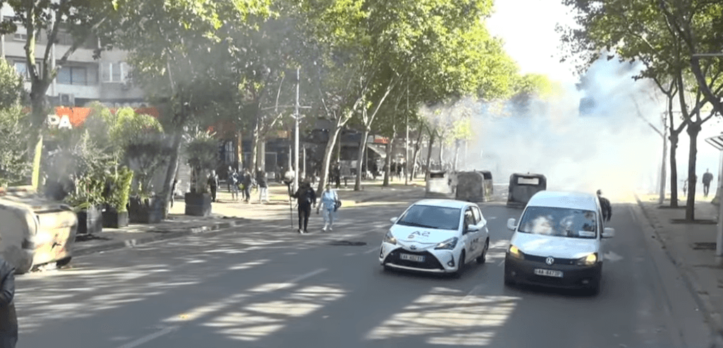 Protestuesit zhvendosen drejt Rrugës së Dibrës: Digjen kazanë mbeturinash