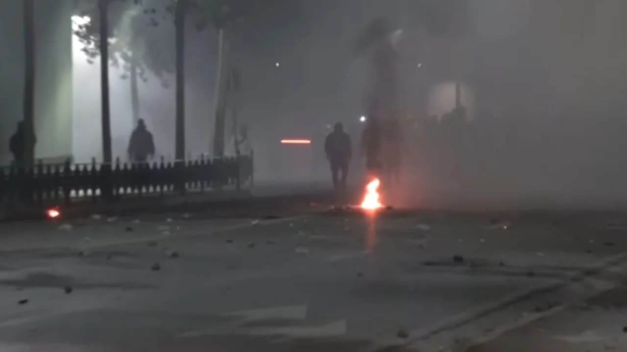 Protestë edhe para Parlamentit, sulmohen me molotovë efektivët e policisë