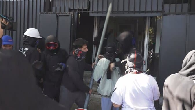 Sulmohet Gjykata e Apelit në Tiranë, protestuesit drejtohen nga “Brryli”, Policia në ndjekje