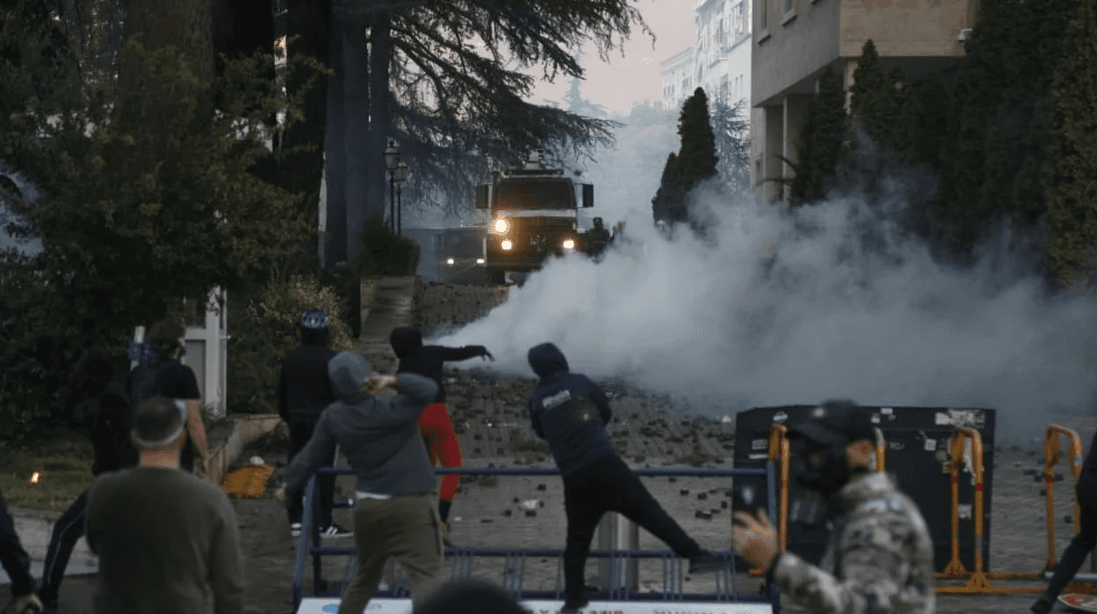 “Mosha e mitur nuk i përjashton nga përgjegjësia penale!”- Ministria e Brendshme për dhunën në protesta: Prindërit duhet të jenë të informuar, përgjegjësia nis që nga…