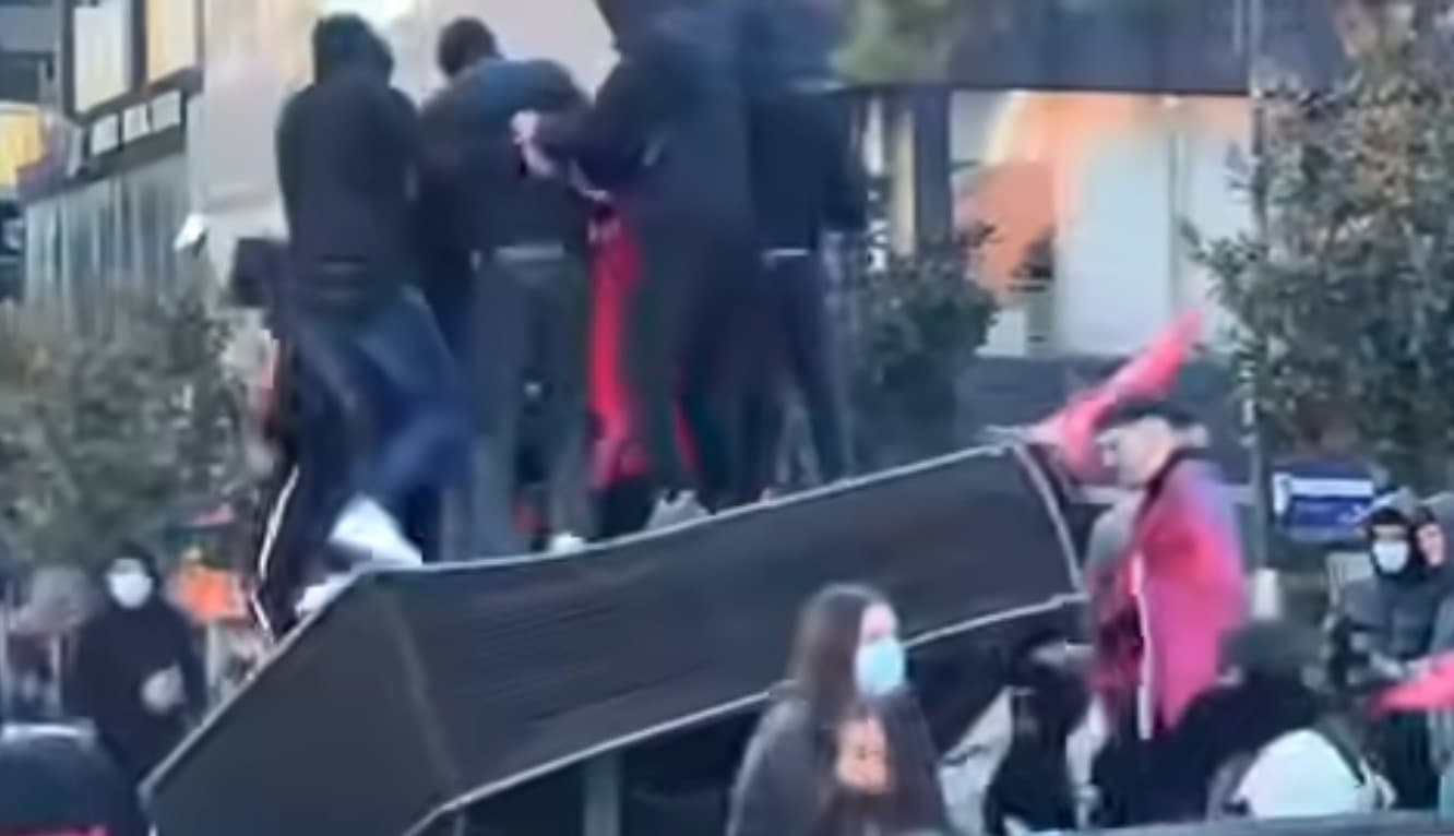 VIDEO/ “Turp e faqe e zezë!”- Të rinjtë vandalizojnë monumentin e At Gjergj Fishtës, ironia e analistit Martin Leka: Një herë ia zhduku komunizmi, tani…