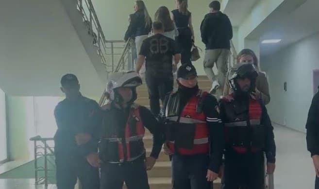 Akuzat e PD për hyrjen e efektivëve në Universitet, Policia e Vlorës sqaron ngjarjen: Morëm njoftim se 30-40 persona të moshave të ndryshme po pengonin mësimin!