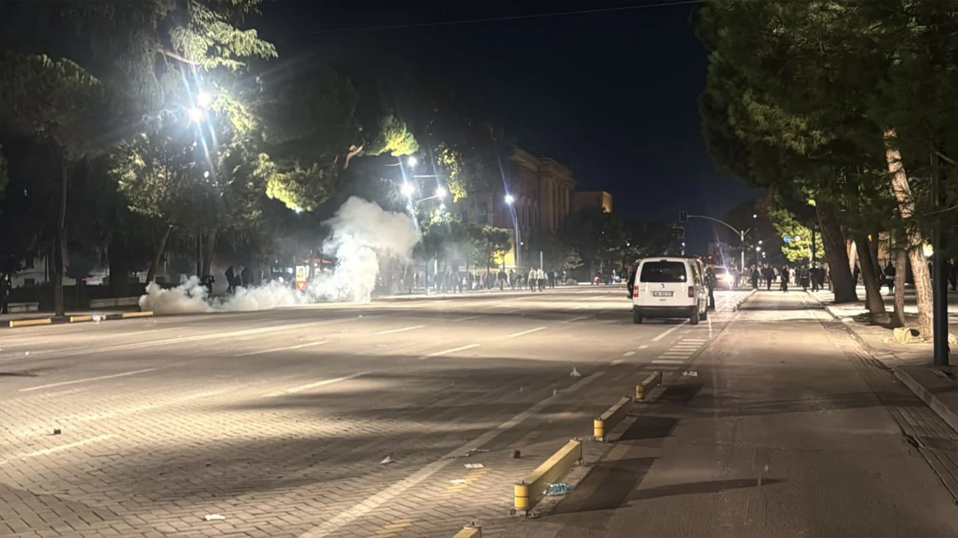 Protestuesit zhvendosen te Parku Rinia, policia hedh ujë dhe gaz lotsjellës drejt tyre