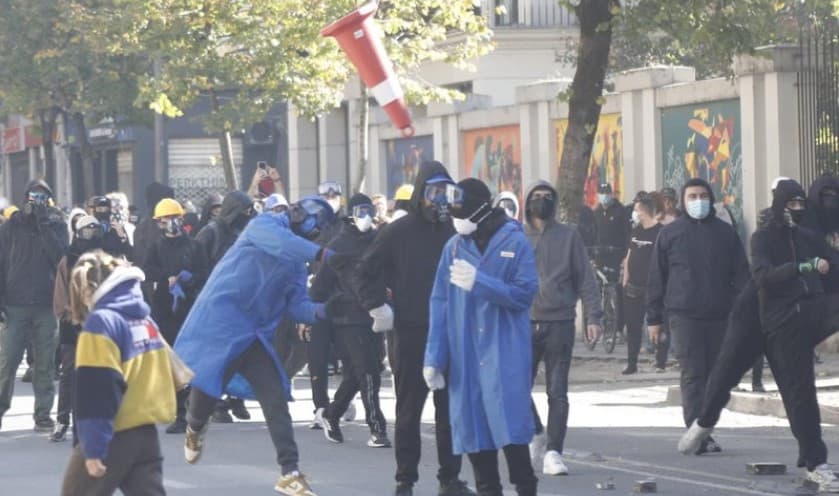 Gjykata i liron pas arrestimit për dhunë, shumica e të rinjve rikthehet përsëri në rrugë për protestë!