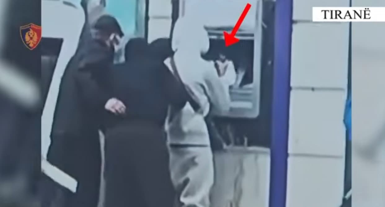 VIDEO/ Policia zbulon pamjet! Tentoi të grabiste bankomatin në qendër të Tiranës, ndalohet 15-vjeçari i dyshuar