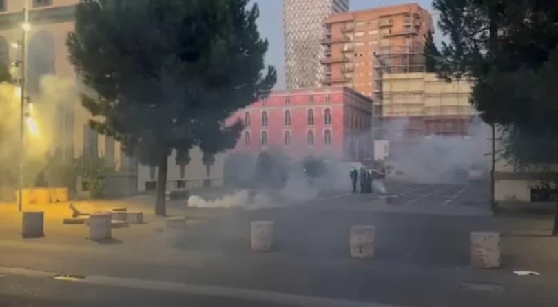 Tensionohet situata, rikthehet dhuna në protestë, Policia hedh gaz lotsjellës dhe i shpërndan! Sulmohet me molotov Ministria e Brendshme