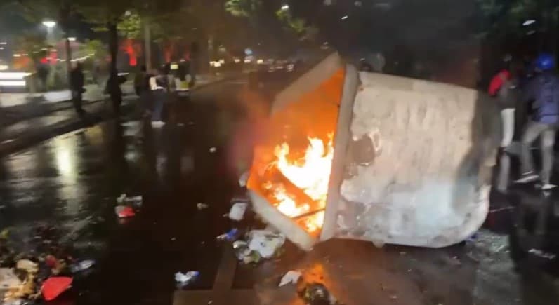 Policia i zmbraps me gaz lotsjellës dhe ujë, protestuesit ia ‘nxjerrin inatin’ koshave të plehrave, u vënë zjarrin!