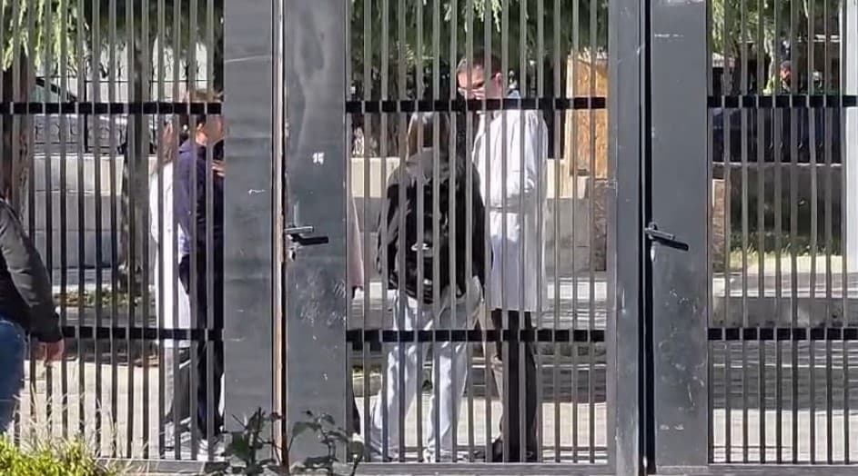Ndalojnë protestat e gjimnazistëve në Korçë, anulohet pushimi i madh në shkolla, nxënësit rrinë në klasa!