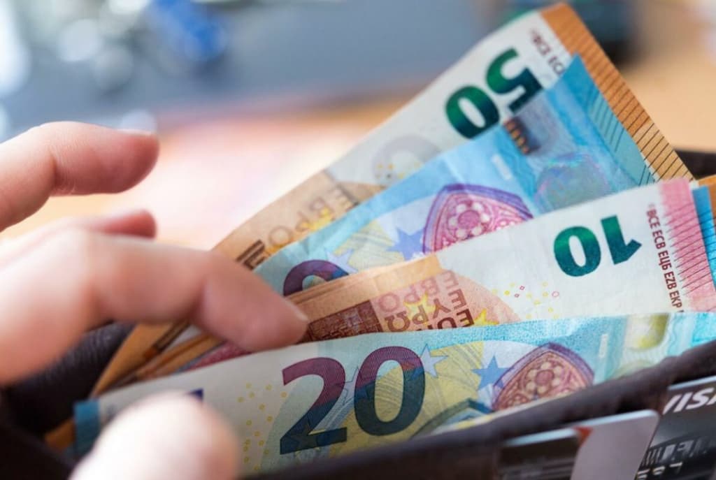 Euro bie përsëri, i afrohet kufirit të 91 lekëve