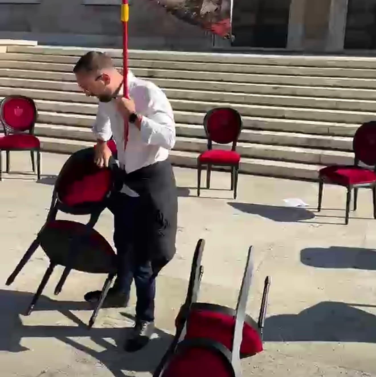 VIDEO/ “Dialogu” i Ramës përfundon me karrige të përmbysura, protestuesit refuzojnë ftesën e Kryeministrisë