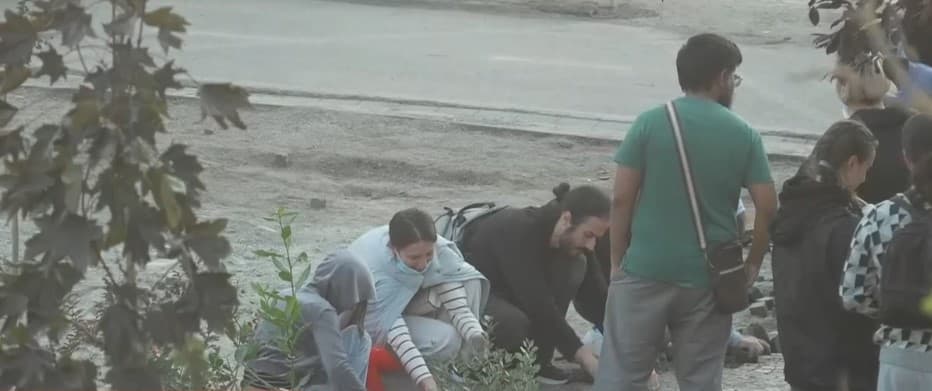Studentët zhvendosin protestën te Kryeministria, krijojnë barrikadë me të rinjtë dhe grumbullojnë pirgje gurësh për të goditur Policinë! (FOTO)