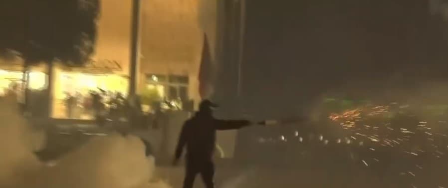 Studentët me maska sulmojnë me molotovë institucionet, reagon Policia! Një prej tyre kërcënon se do djegin bizneset nëse nuk dalin në shesh