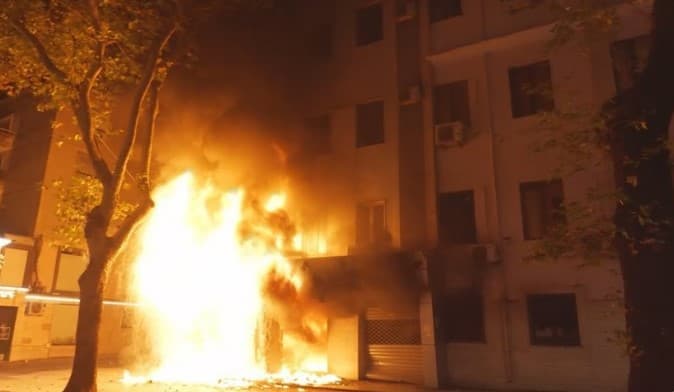 “Akte të papranueshme”- Protestuesit i vunë zjarrin Gjykatës së Lartë dhe Apelit, Shoqata e Gjyqtarëve: Dënojmë me forcë sulmet e dhunshme!