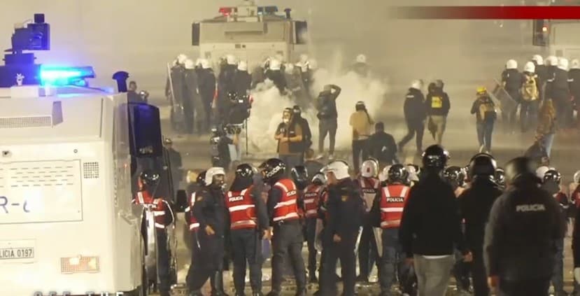 Studentët e maskuar nisin përsëri sulm ndaj Policisë, uniformat i përgjigjen me gaz e ujë dhe i rrethojnë nëpër rrugë!