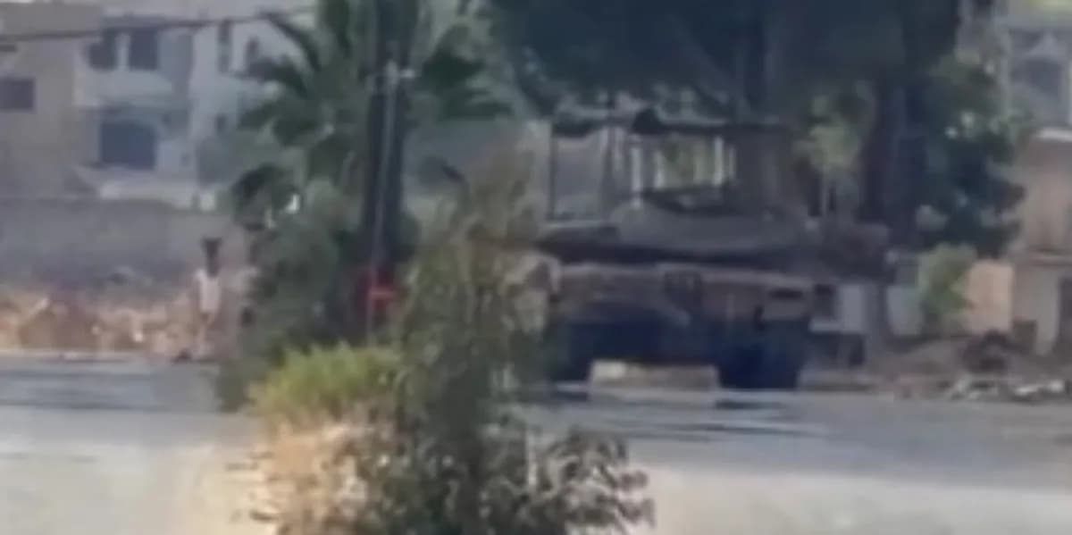 Tanket izraelite hyjnë në territorin e Sirisë