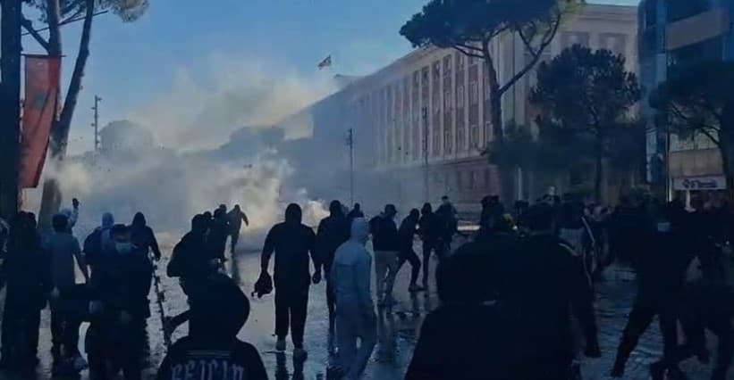 Protestuesit shkulën edhe stacionin e urbanit pranë Kryeministrisë!
