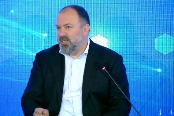 Mazniku flet për dhunën në protestë: Nëse i gjuan policit me gurë, duhesh shoqëruar