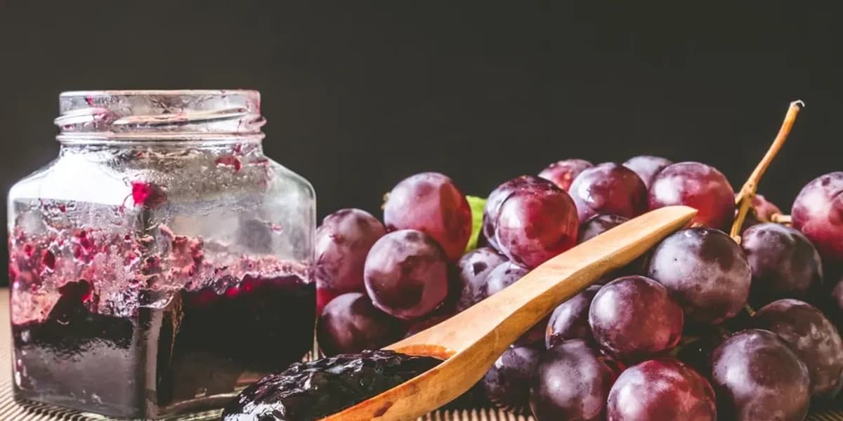 Reçel i rrushit sipas recetës së gjysheve: Kokrrat mbeten të plota dhe shurupi bëhet i përkryer