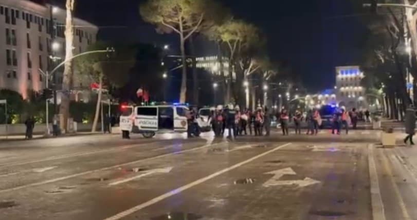 Protestuesit tensionojnë situatën në bulevard, efektivët “Shqiponja” mbërrijnë në shesh pas hedhjes së molotovëve!