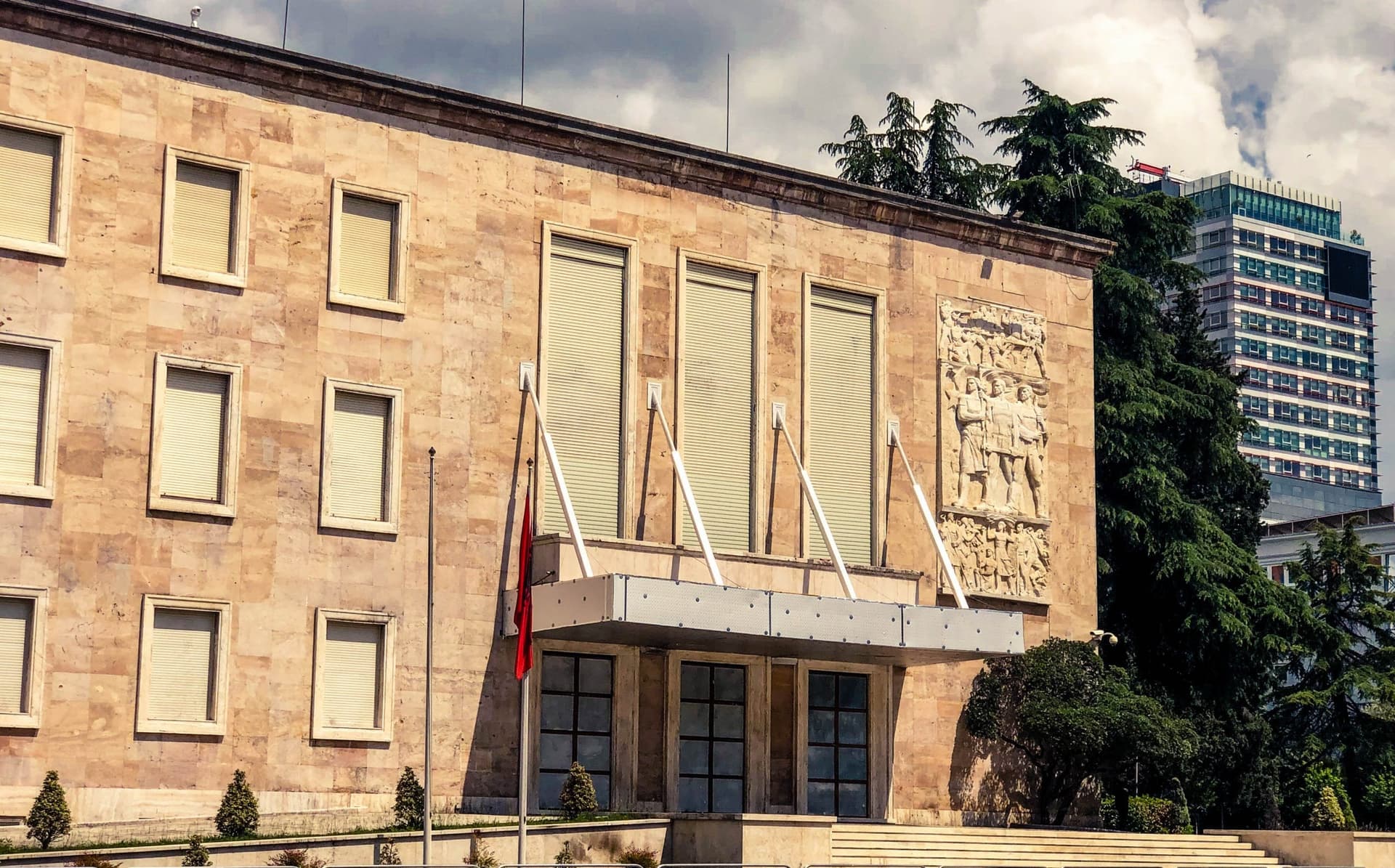 Firmosen ndryshime në Qeveri, zgjerohet skuadra e Hoxhës dhe Spahiut