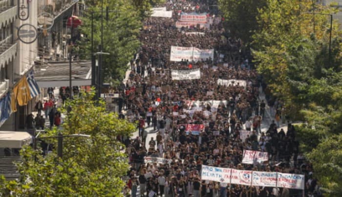 Mijëra studentë e mësues në protestë në Greqi, kundërshtojnë koston e jetesës dhe dështimet në arsim
