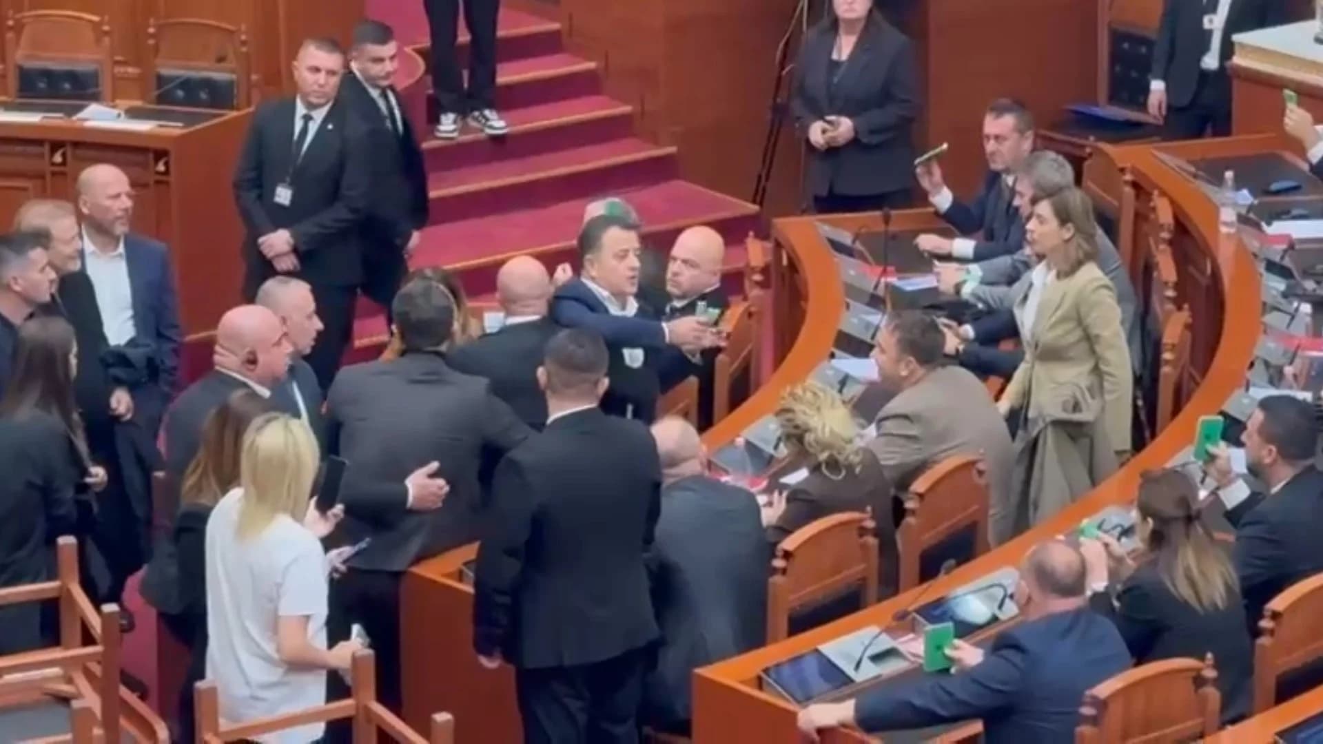 Kalimi direkt në votim, Flamur Noka i grabit kartonët deputetëve të mazhorancës