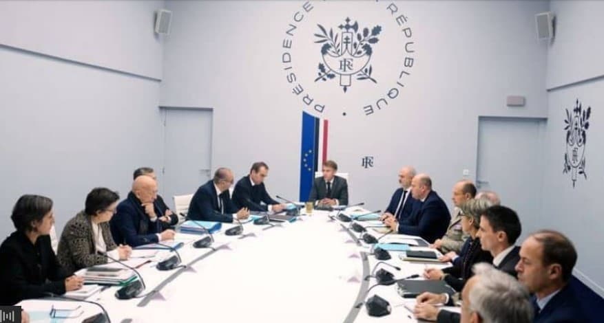 Trazirat dhe kaosi në Francë, Macron urdhëron masa të reja: Protestat jashtë sindikatave do të ndalohen!