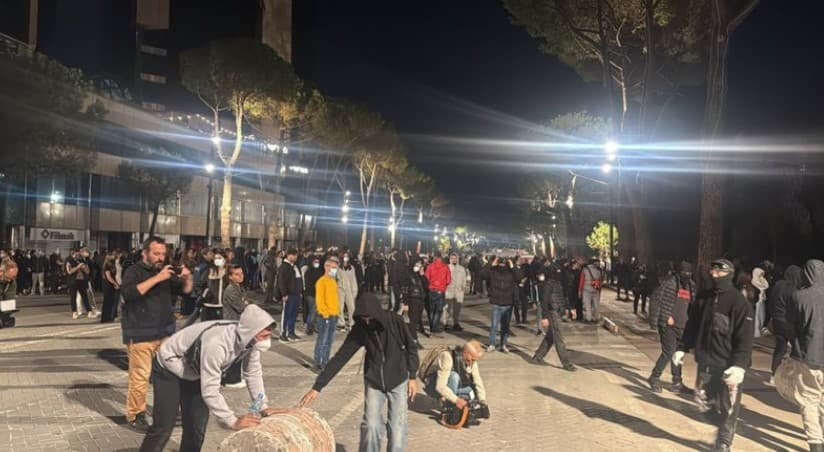 Protestuesit sulmojnë me fishekzjarre para Kryeministrisë, Policia u bën apel: Largoni fëmijët nga rruga dhe ndaloni veprimet e dhunshme!