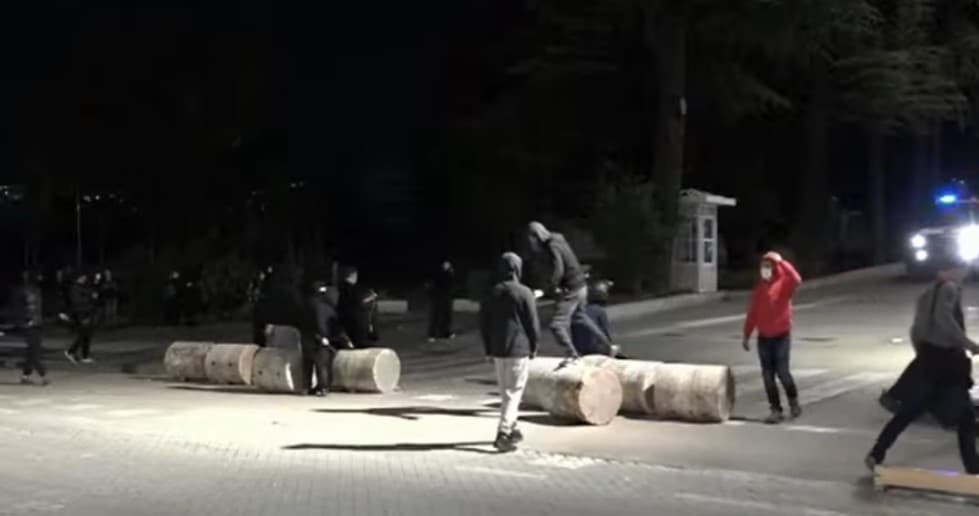 Disa hedhin gurë, kapsolla e sende të forta, të tjerët kërcejnë dhe këndojnë! Bulevardi me ‘dy fytyra’ i rinisë, ja situata e protestës para Kryeministrisë