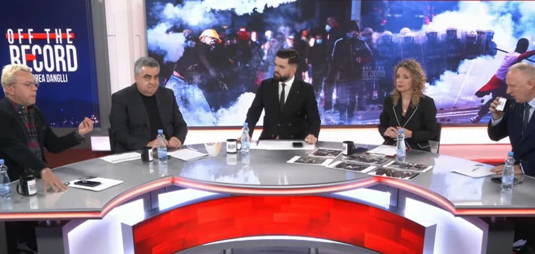 “Gurët janë armë e ftohtë në duart e protestuesve”- Ministri Gonxhja: Nuk e ktheni dot bulevardin në tortë pavarësie! Pamjet janë të qarta
