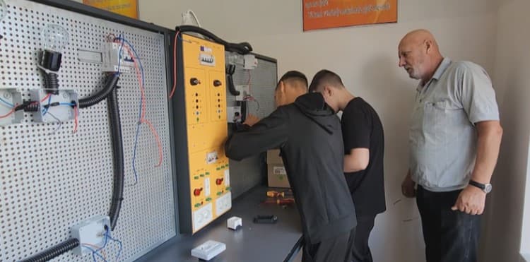 Vlora pa ujë, avari në rrjetin kryesor të furnizimit, po punohet për riparimin e defektit