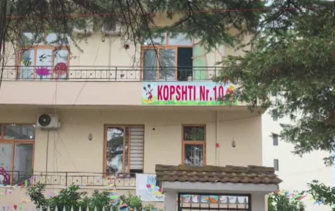 Dhuna në kopsht, dy persona nën hetim! Nëna goditi edukatoren në Fier, Policia heton edhe dyshimet për dhunë ndaj fëmijës