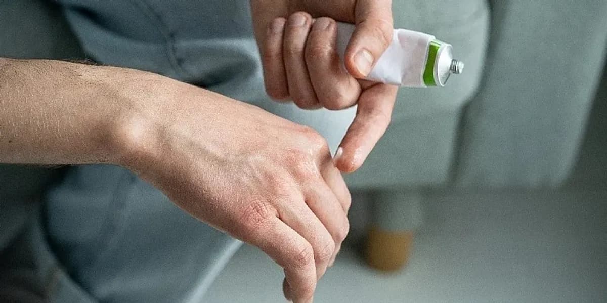 Lëkura thahet me ndezjen e ngrohjes, dermatologët këshillojnë dushe më të shkurtra dhe krem hidratues pas larjes
